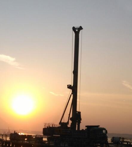 徐工旋挖鉆機與祖國母親河的不解之緣.jpg 徐工旋挖鉆機與祖國母親河的不解之緣.jpg