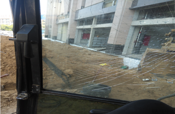 旋挖鉆機駕駛室玻璃炸裂.png 旋挖鉆機駕駛室玻璃炸裂.png