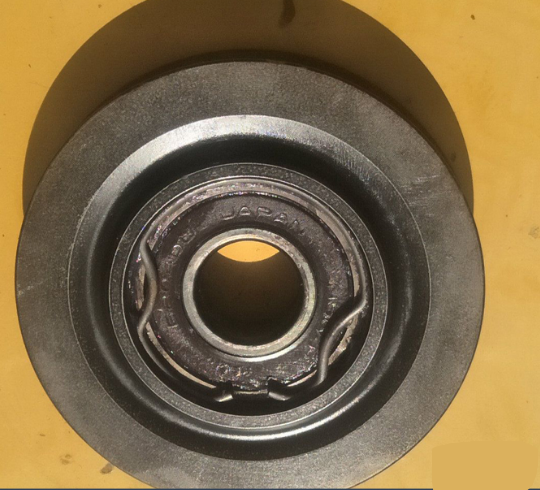 保養(yǎng)旋挖機空調漲緊輪 1步.png 保養(yǎng)旋挖機空調漲緊輪 1步.png