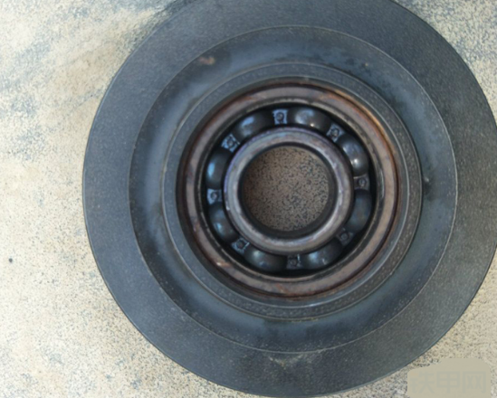 保養(yǎng)旋挖機空調漲緊輪 2步.png 保養(yǎng)旋挖機空調漲緊輪 2步.png