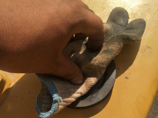 保養(yǎng)旋挖機空調漲緊輪 4步.png 保養(yǎng)旋挖機空調漲緊輪 4步.png