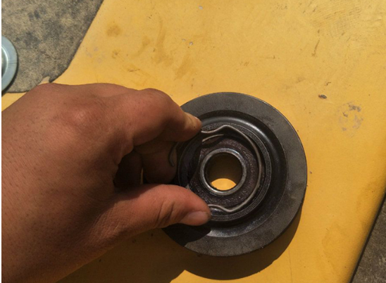 保養(yǎng)旋挖機空調漲緊輪 5步.png 保養(yǎng)旋挖機空調漲緊輪 5步.png