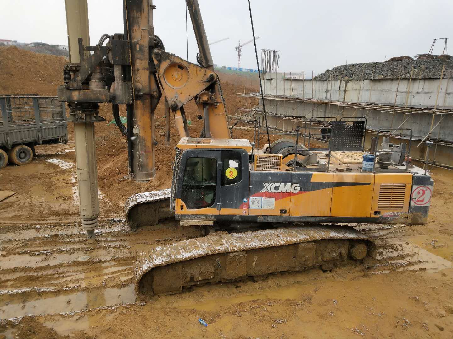無(wú)限達(dá)360旋挖機(jī)貴州畢節(jié)工地打橋梁樁施工案例 無(wú)限達(dá)360旋挖機(jī)貴州畢節(jié)工地打橋梁樁施工案例